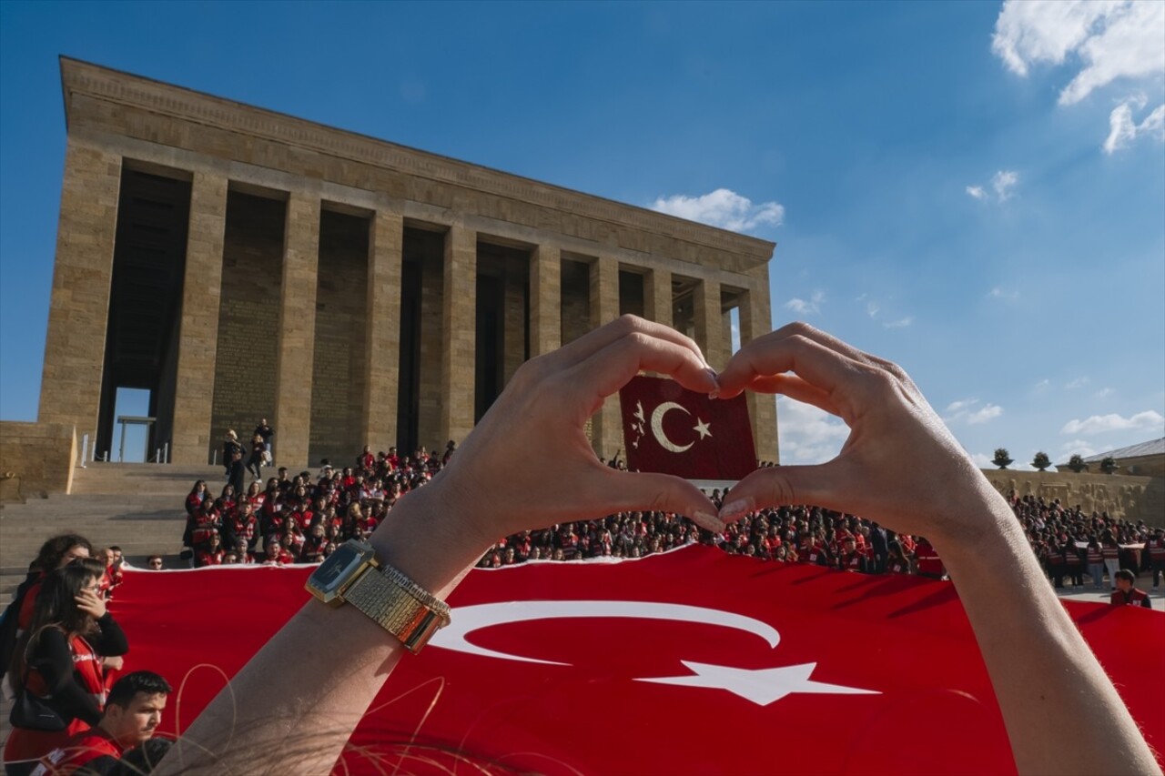 Türk Kızılay gönüllüleri Cumhuriyet'in 101'inci kuruluş yıl dönümünde Anıtkabir'i ziyaret etti....