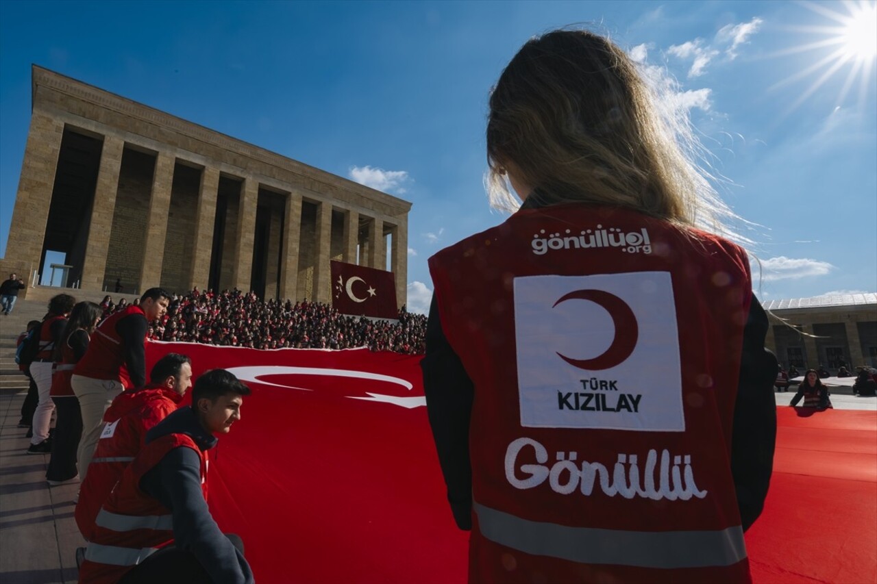 Türk Kızılay gönüllüleri Cumhuriyet'in 101'inci kuruluş yıl dönümünde Anıtkabir'i ziyaret etti....