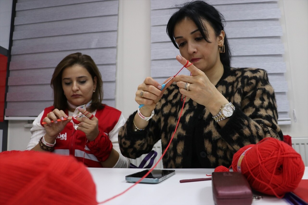 Türk Kızılay Kastamonu Şubesi Kadın Kolları gönüllüleri tarafından kan bağışına dikkati çekmek...