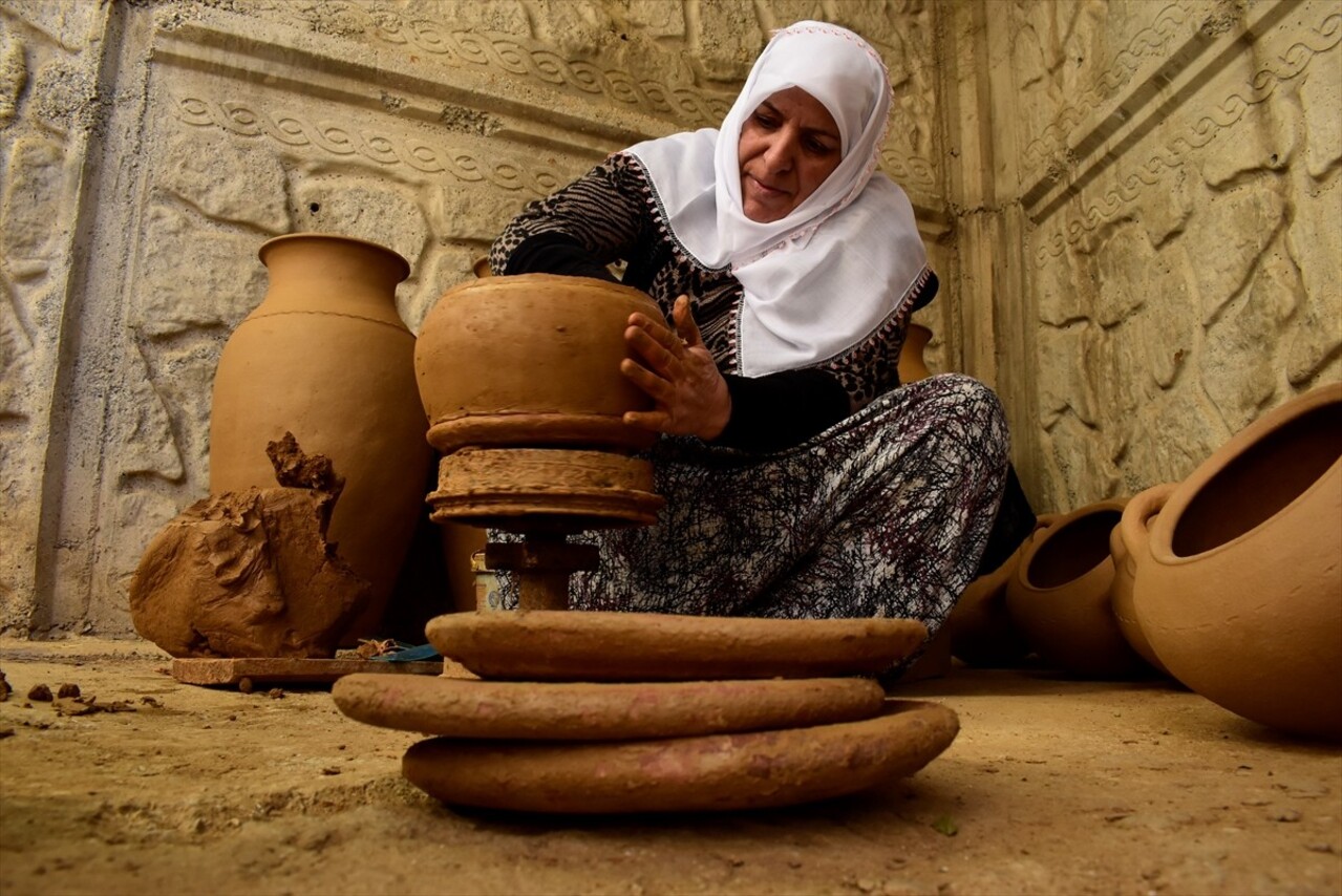 Bitlis'in Mutki ilçesine bağlı Kavakbaşı beldesinde yıllardır çömlek, testi, süs eşyası gibi...