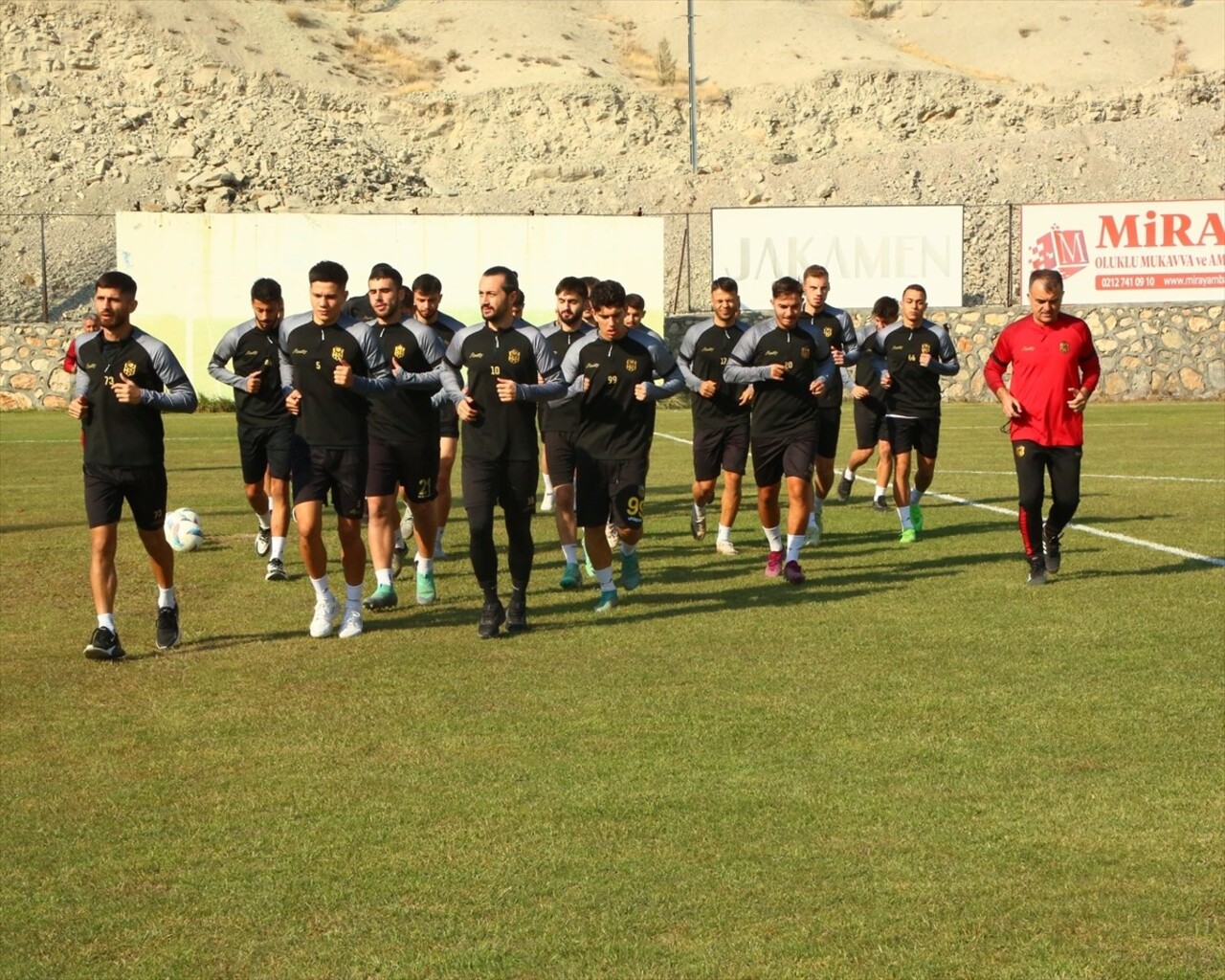 Trendyol 1. Lig ekiplerinden Yeni Malatyaspor, Sakaryaspor ile oynayacağı maçın hazırlıklarına...