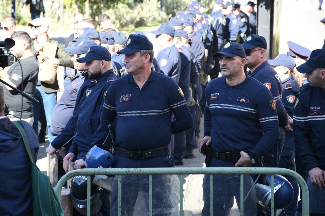 Arnavutluk'un başkenti Tiran'da belediyedeki yolsuzluk iddialarına yönelik aylardır süren...