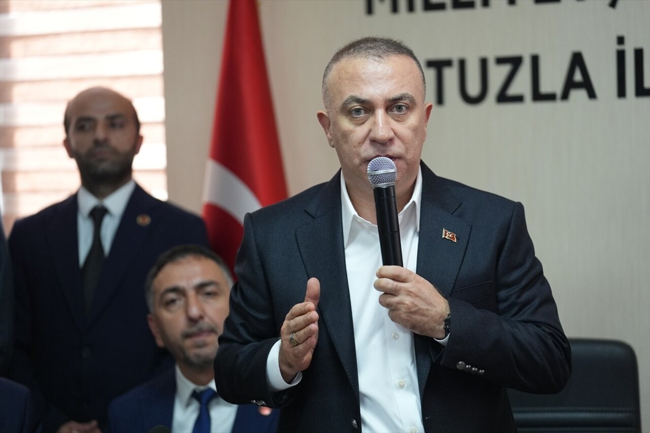 MHP Genel Başkan Yardımcısı İzzet Ulvi Yönter, MHP Tuzla İlçe Başkanlığını ziyaret ederek konuşma...