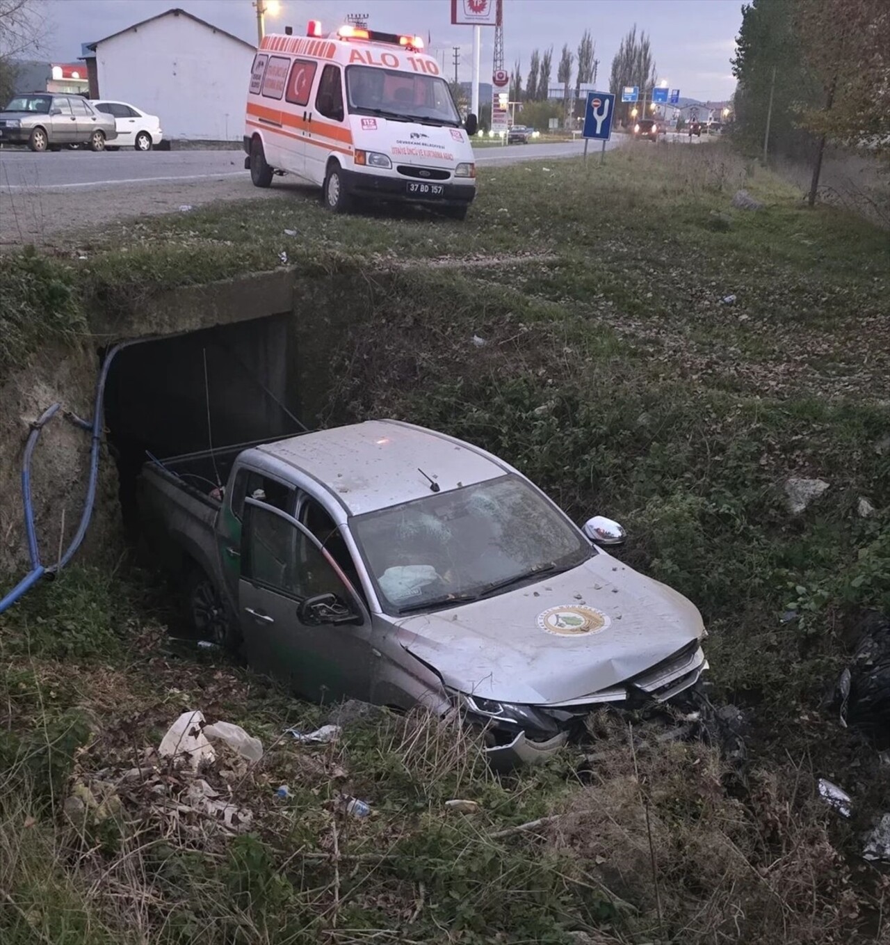 Kastamonu'nun Devrekani ilçesinde Orman İşletme Müdürlüğüne ait kamyonet ile otomobilin çarpışması...