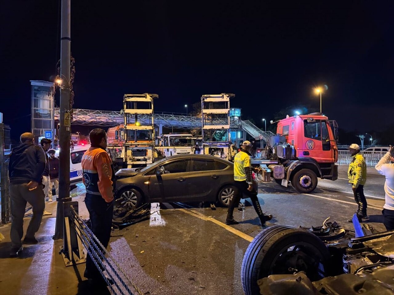 Bakırköy'de, kontrolden çıkan otomobilin karşı şeride geçerek 2 araca çarpması sonucu 4 kişi...