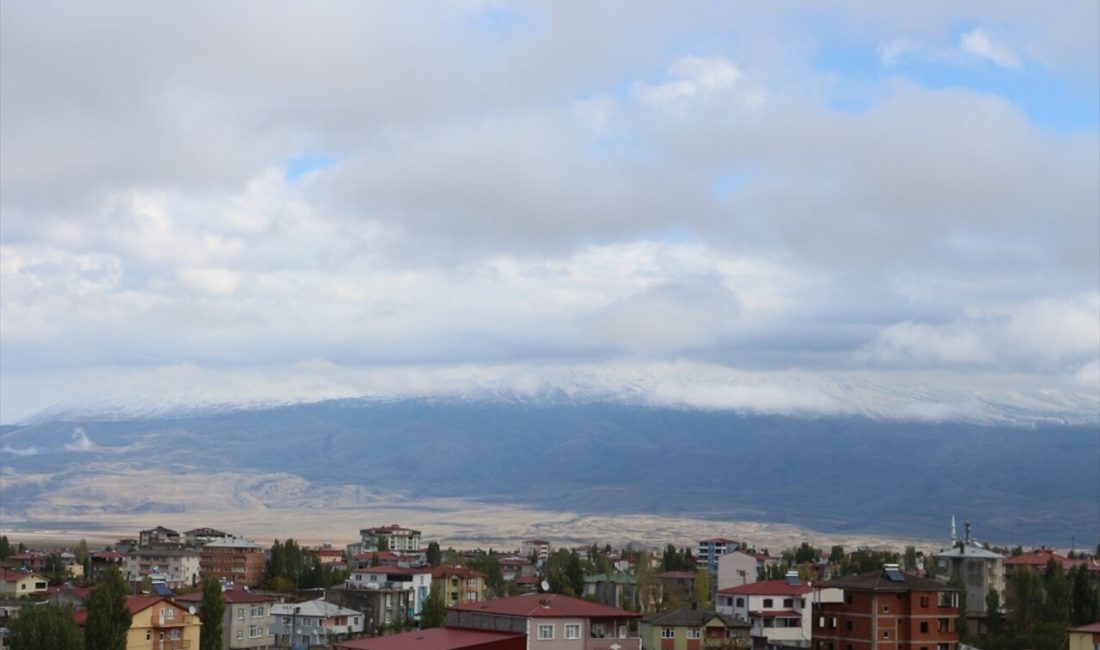 Ağrı'da kar yağışıyla dağlar