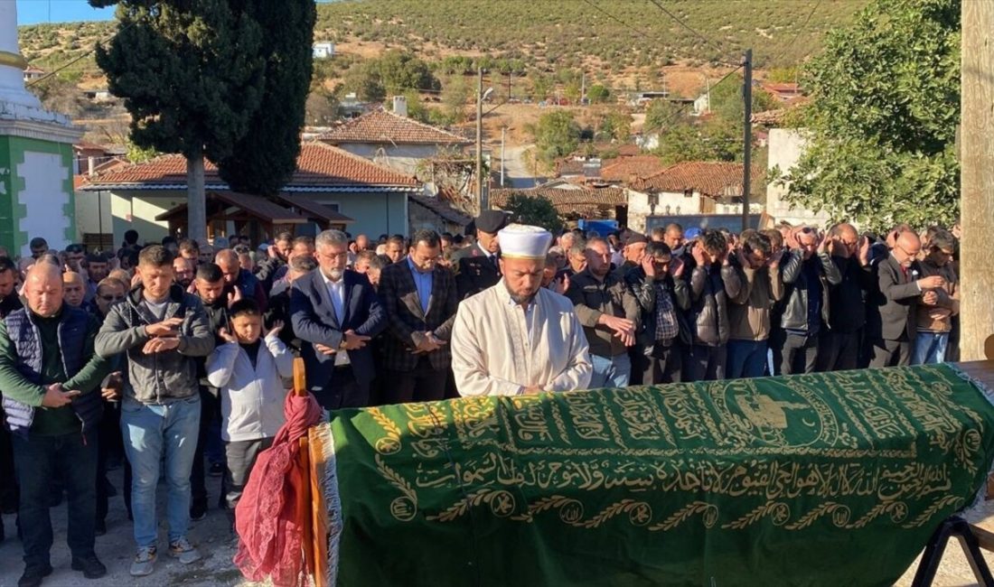 Aksaray'da devrilen tur otobüsünde