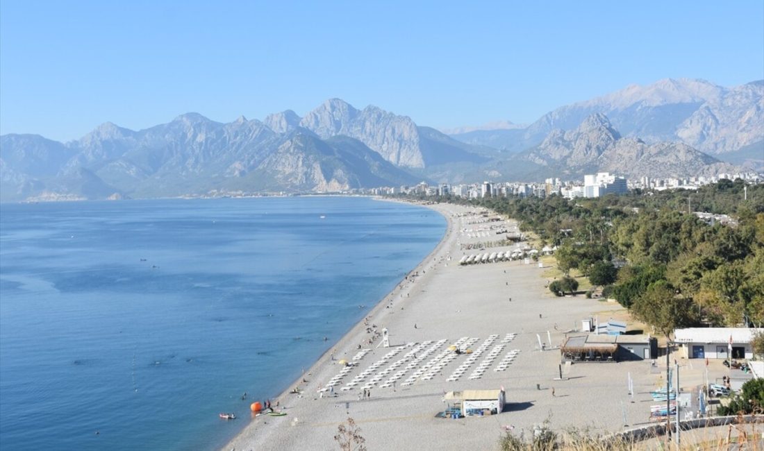 Antalya'da güneşli günler tatilci