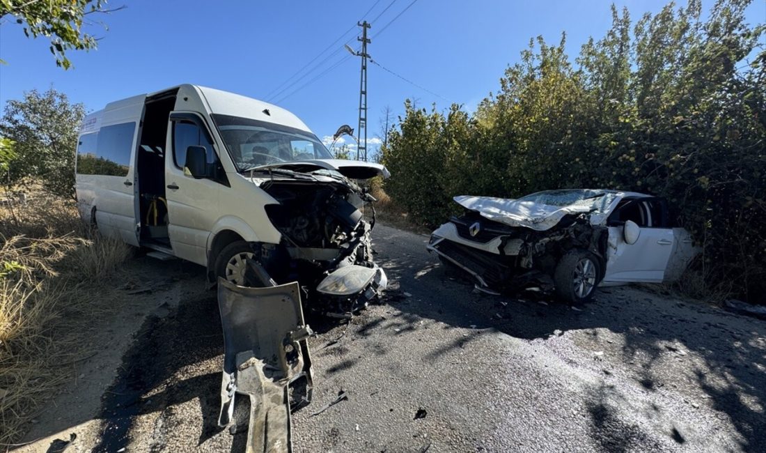 Elazığ'da otomobil ile minibüsün