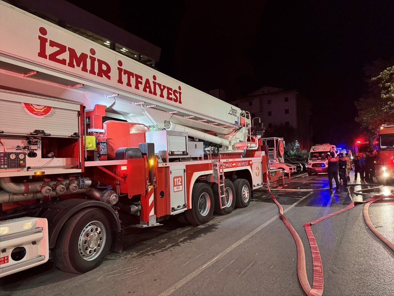 İzmir’de Çok Katlı Binada Yangın Kontrol Altına Alındı