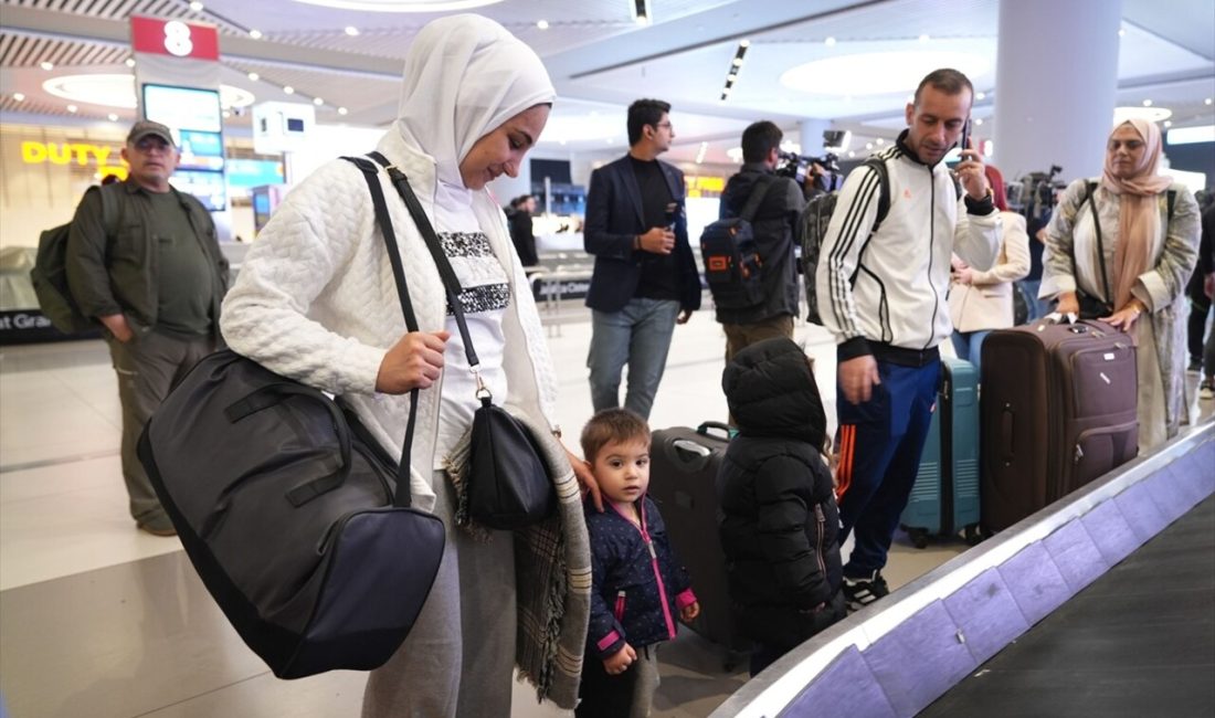 Lübnan'dan dönen Türk vatandaşları,