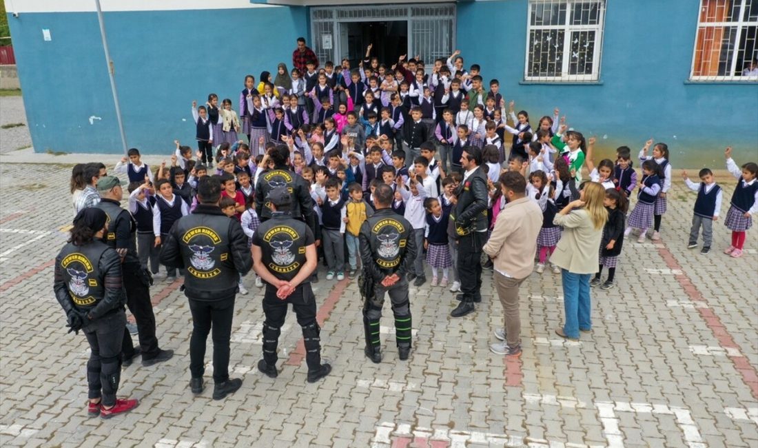 Van'da motosiklet tutkunları, kırsaldaki