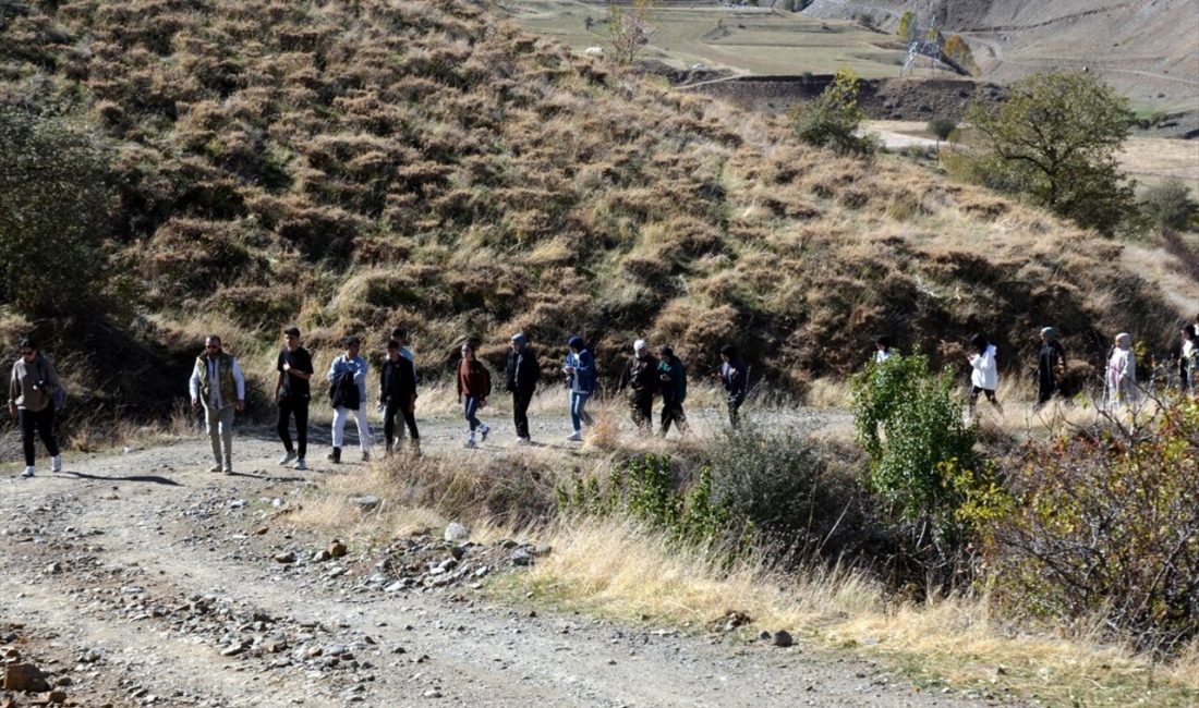 Muş'ta gençler, doğa yürüyüşü