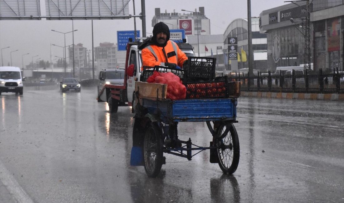 Van'da aralıklarla süren sağanak