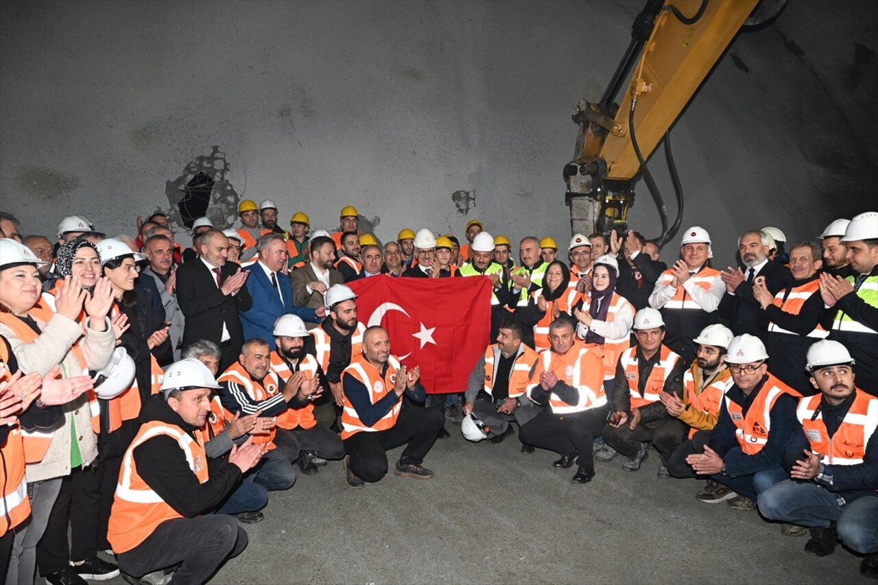  Ulaştırma ve Altyapı Bakanı Abdulkadir Uraloğlu, Çamlıhemşin Tüneli'ndeki ışık görme törenine...