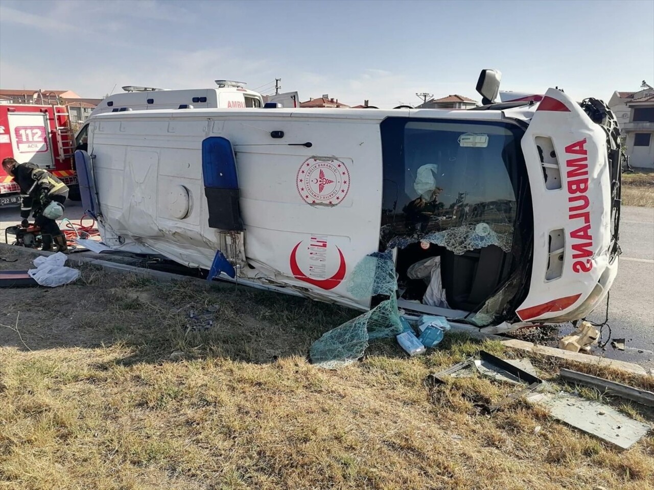 Edirne'nin Uzunköprü ilçesinde ambulansla otomobilin çarpıştığı kazada 7 kişi...