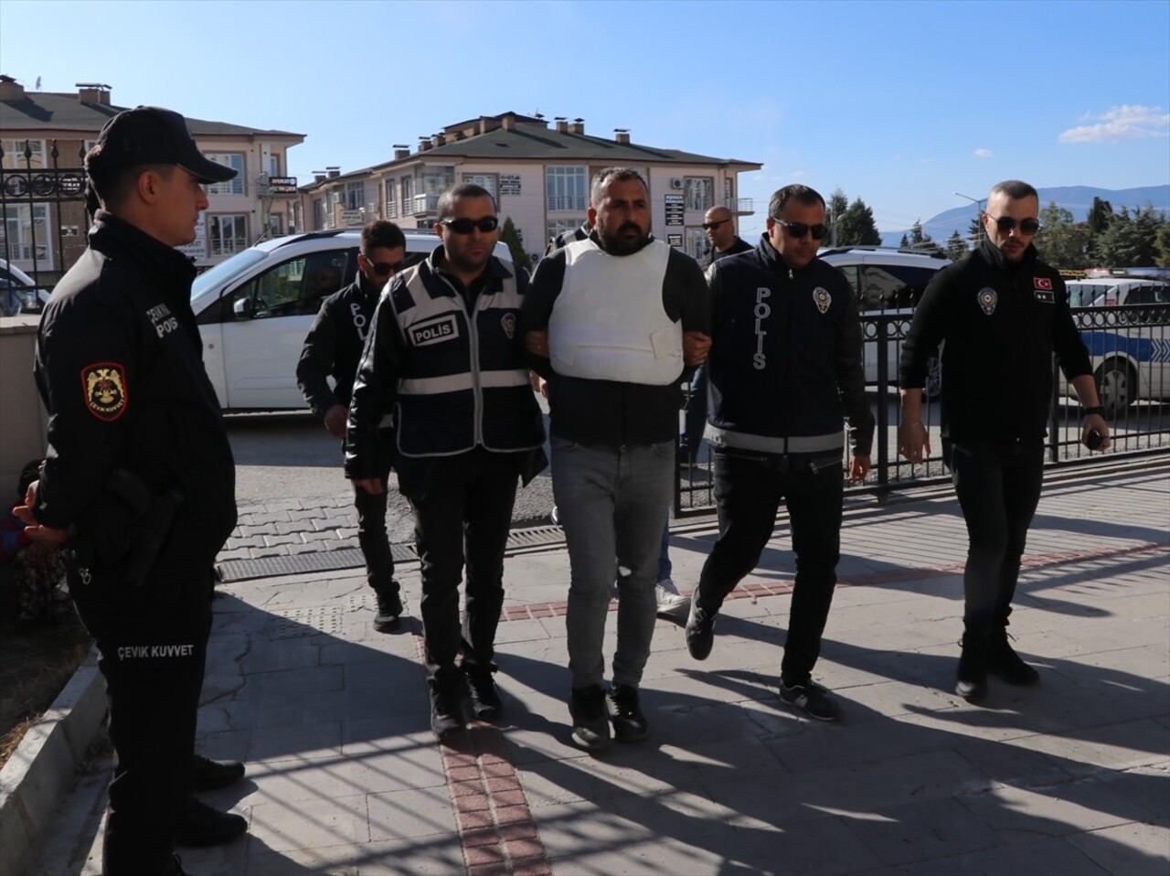 Burdur'da restoranda bir kişiyi silahla öldüren zanlı, adliyeye sevk edildi. 