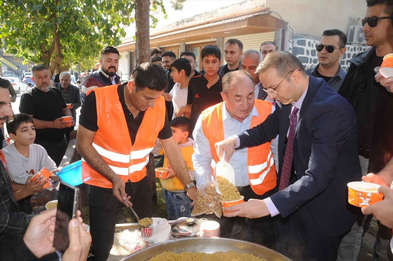 Şırnak'ın Cizre ilçesinde, Cizre Muhtarlar Derneğince düzenlenen etkinlikte, kazanlarda buğdayla...