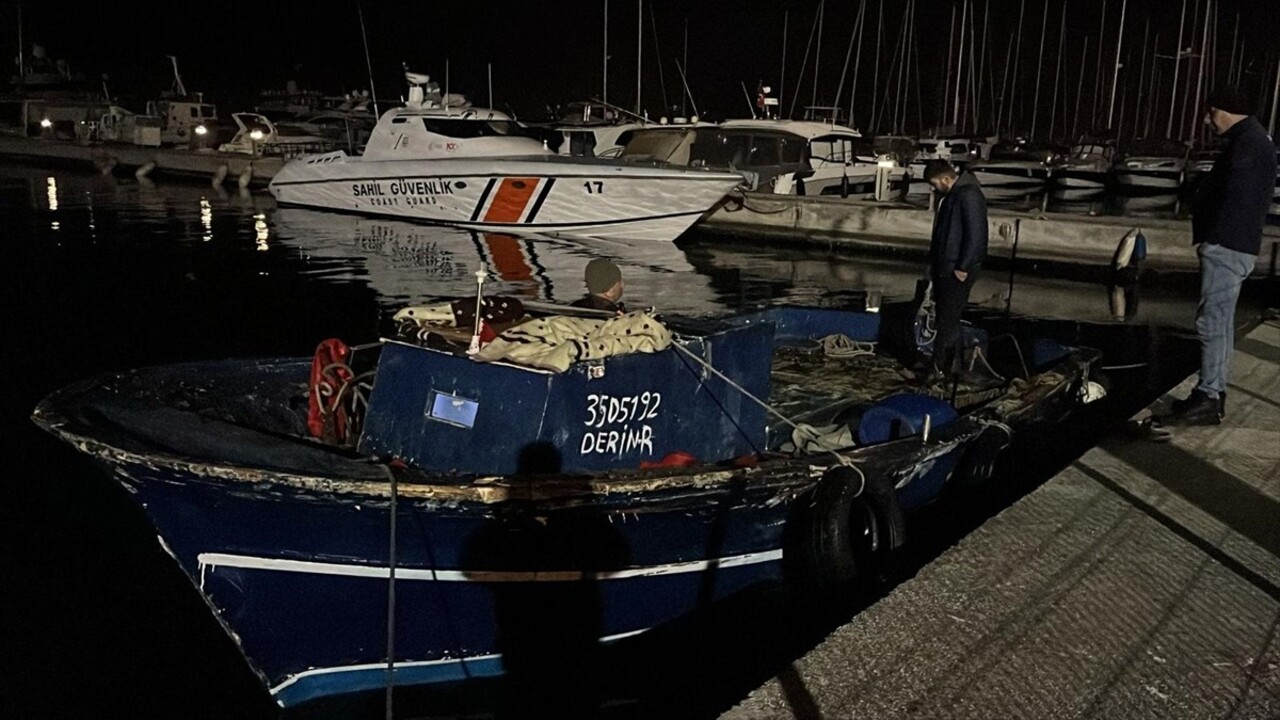 Yalova'nın Altınova ilçesinde Marmara Denizi açıklarında 3 tekne ile kaçak midye avcılığı yapan 11...