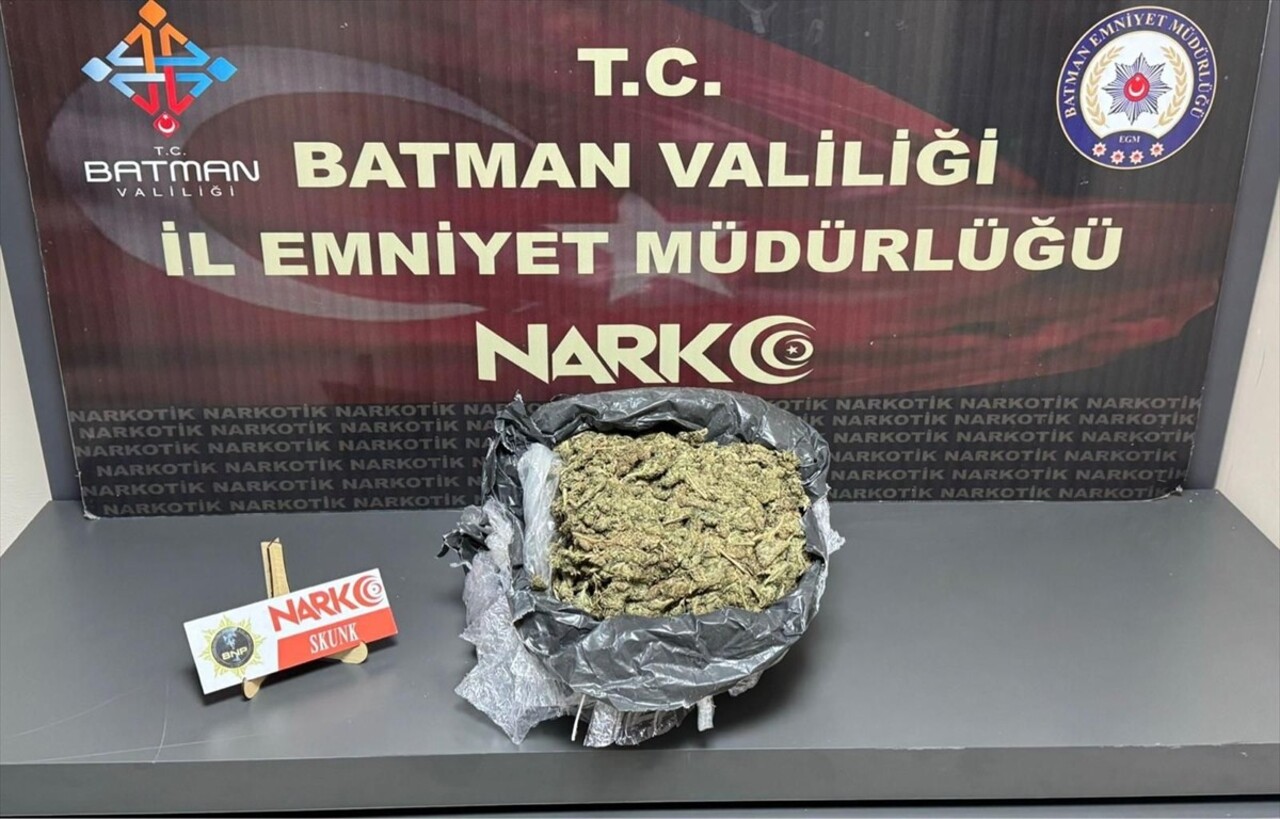 Batman'da, İl Emniyet Müdürlüğü ekiplerince durdurulan otomobilde 2 kilo 40 gram sentetik...