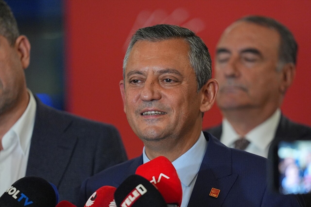 CHP Genel Başkanı Özgür Özel, İstanbul'da gerçekleştirdiği basına kapalı grup toplantısının...