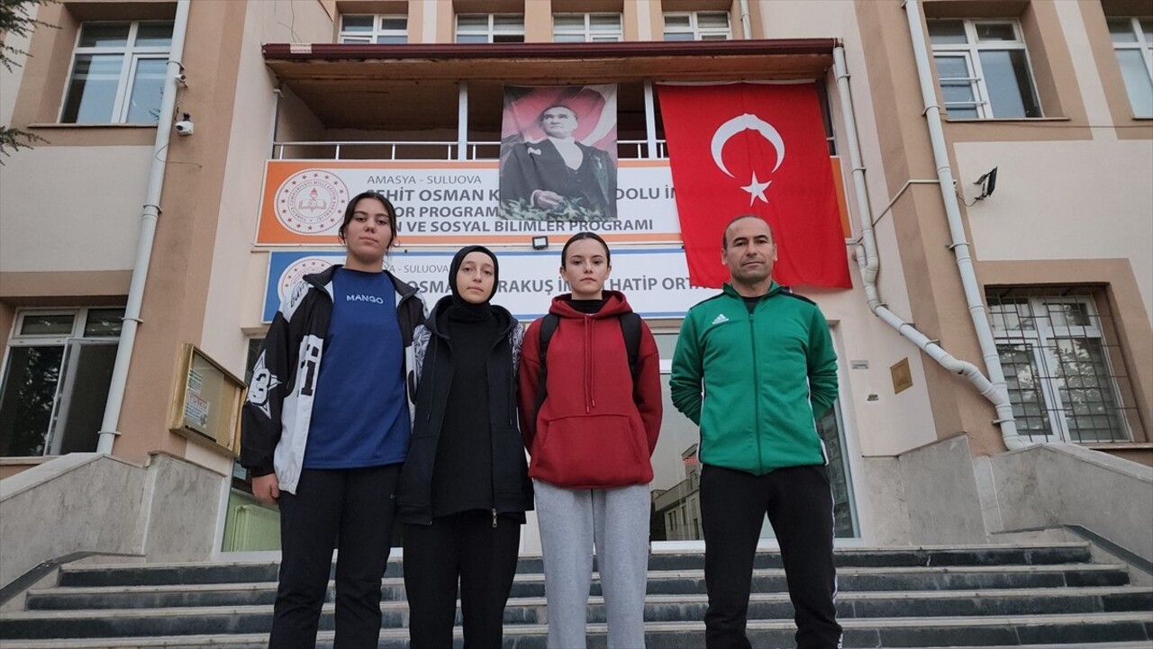 Amasya'da Suluova Öncü Spor Kulübü Kadın Kriket Takımı'nın sporcuları ve Suluova Şehit Osman...