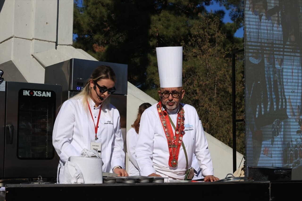 Edirne'de Valilik tarafından düzenlenen "Topraktan Sofraya Edirne Gastronomi Festivali"nin ikinci...