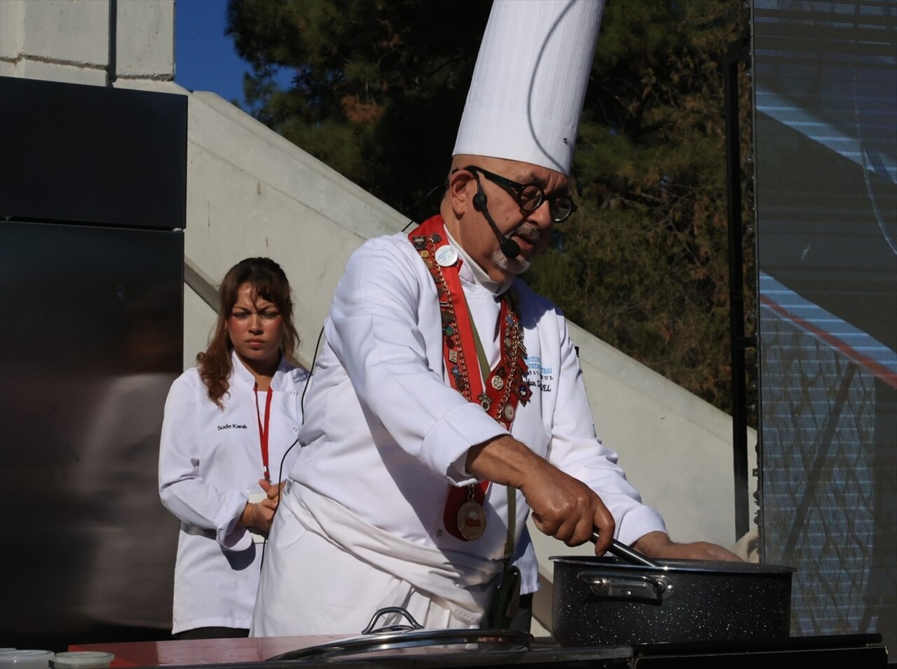 Edirne'de Valilik tarafından düzenlenen "Topraktan Sofraya Edirne Gastronomi Festivali"nin ikinci...