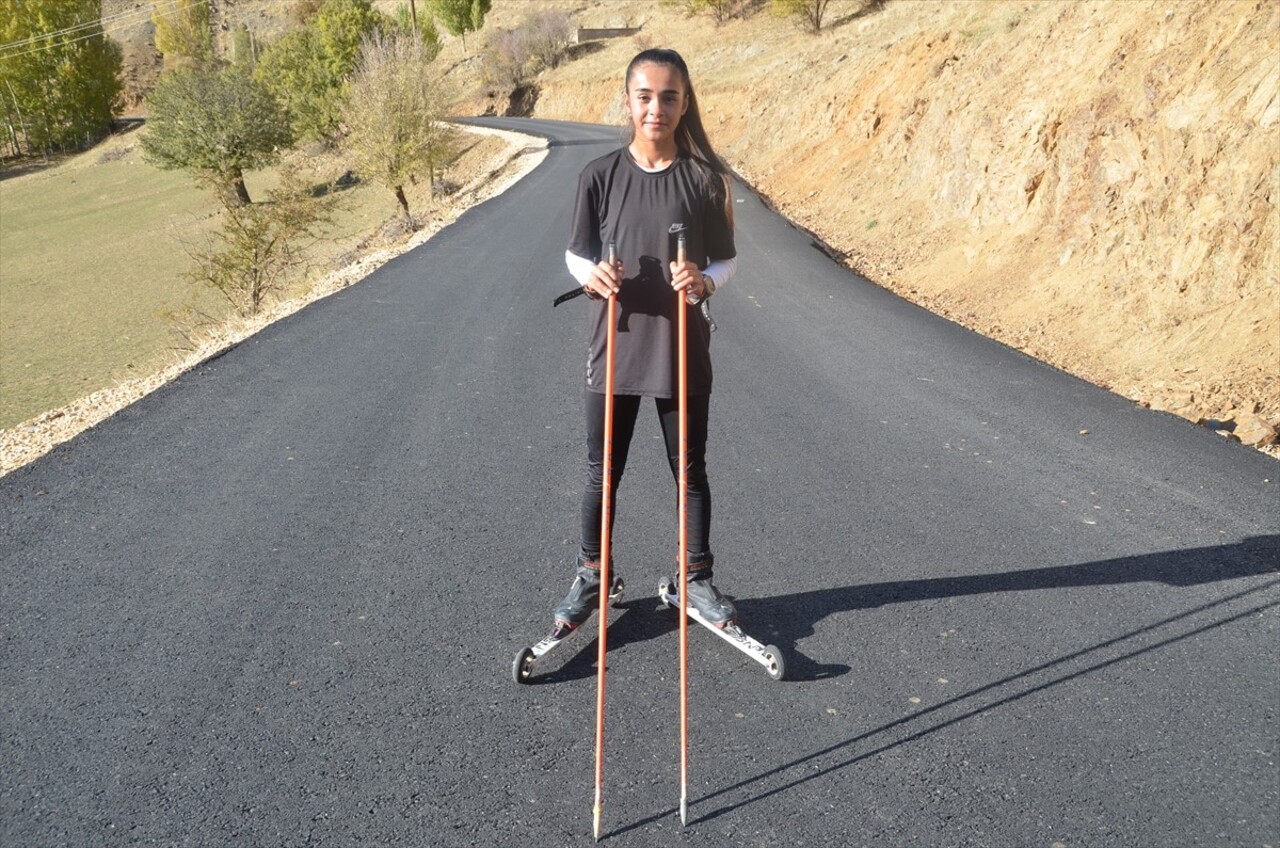 Hakkari'nin Yüksekova ilçesinde tekerlekli kayak takımı sporcuları, antrenmanlarını sıcak asfalt...