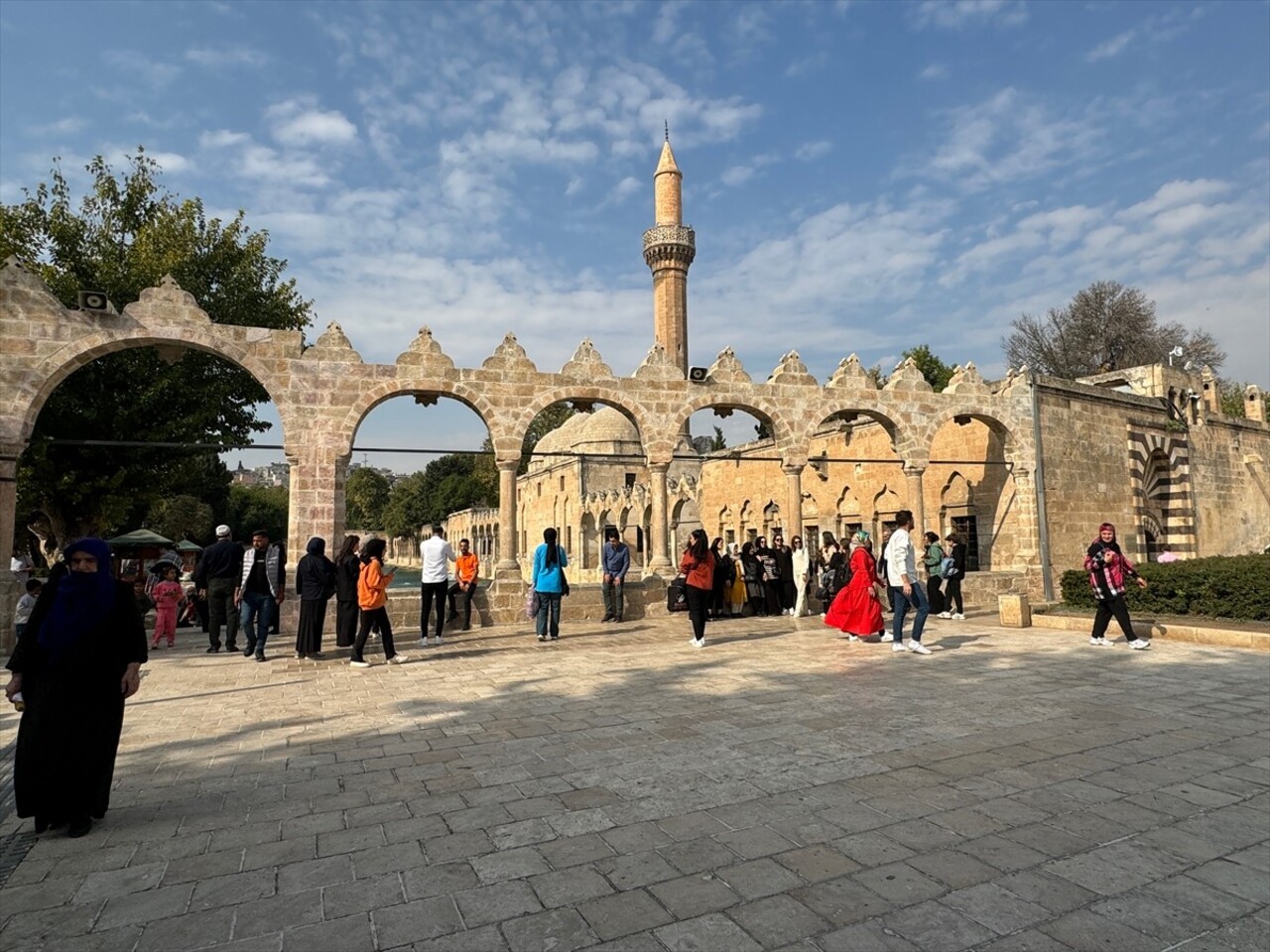 Türkiye'nin önemli turizm merkezlerinden Şanlıurfa'da, hafta sonu tatilinde güneşli havayı fırsat...