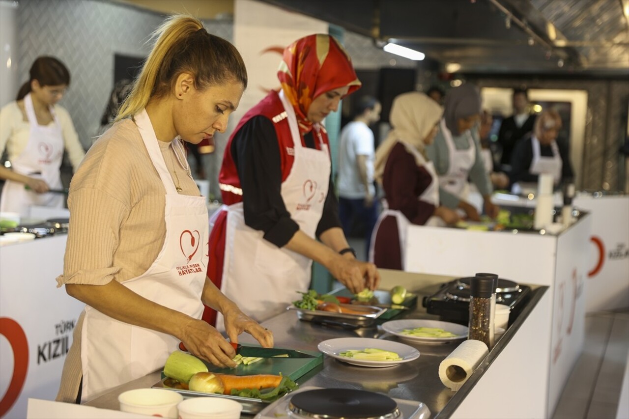 Gaziantep'te Türk Kızılay tarafından depremzede kadınlara yönelik "İyilikle pişen hayatlar"...