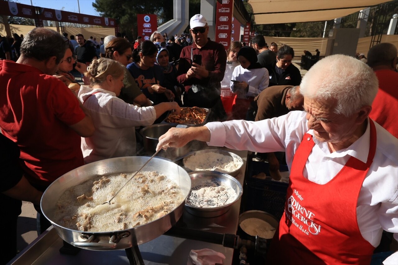 Edirne'de "Topraktan Sofraya Edirne Gastronomi Festivali"ne katılan ziyaretçiler, kentin coğrafi...