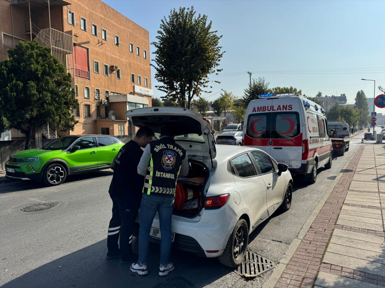 Küçükçekmece'de belgesiz olarak ambulans hizmeti veren kamyonet sürücüsüne 23 bin 709 lira para...