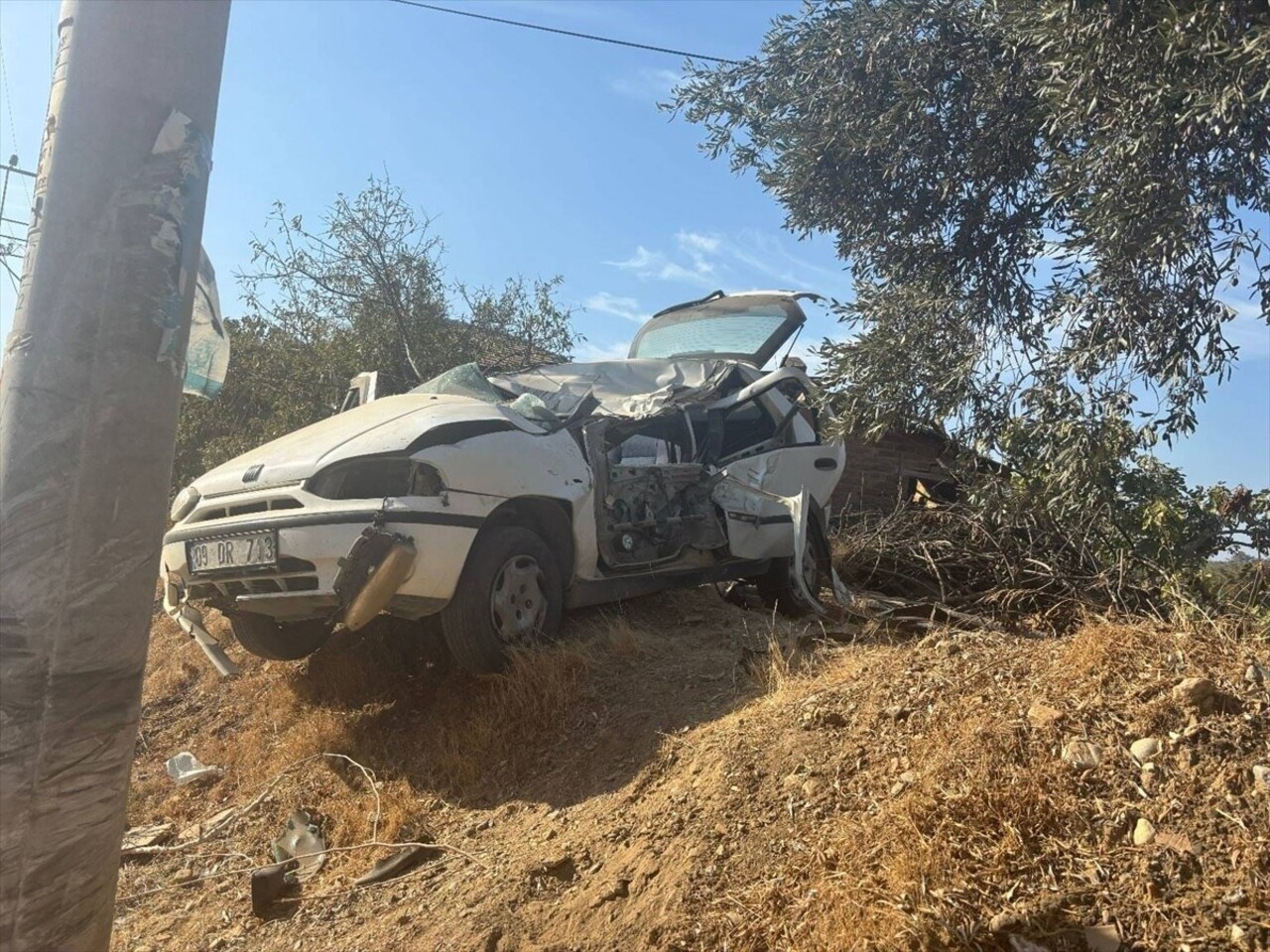 Aydın'ın Germencik ilçesinde elektrik direğine çarpan otomobilin sürücüsü hayatını...