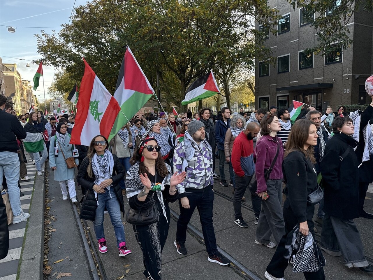 Hollanda'nın başkenti Amsterdam'da toplanan yüzlerce kişi, Gazze'deki soykırımı ve Filistin'in...