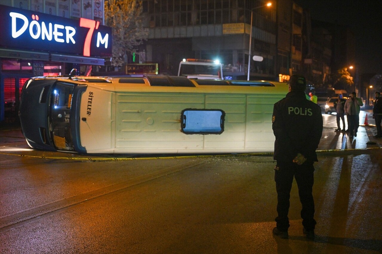 Ankara'nın Altındağ ilçesinde dolmuşla otomobilin çarpışması sonucu 6 kişi hafif yaralandı. Kaza...