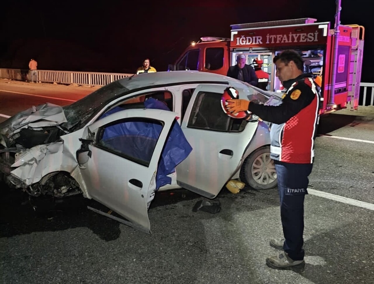 Iğdır'da bariyere çarpan otomobilin sürücüsü öldü, 2 kişi yaralandı. Olay yerine itfaiye ekipleri...