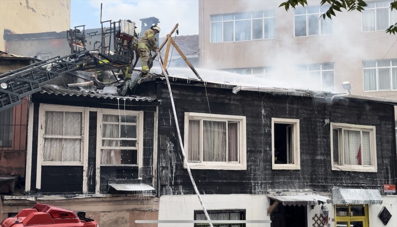 Beşiktaş'ta, ahşap binanın çatısında çıkan yangın itfaiye tarafından kısa sürede...