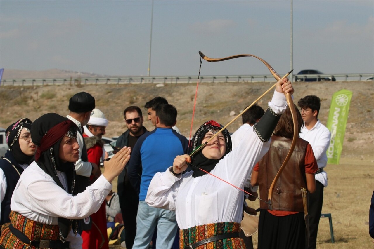 Kayseri'de, Kocasinan ilçesi Buğdaylı Hava Koşu Alanı'nda, Geleneksel Türk Okçuluğu Hava Koşusu...