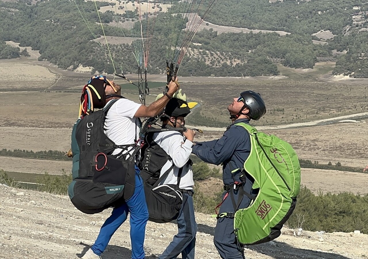 Adana'da düzenlenen 13. Kostümlü Yamaç Paraşütü Festivali tamamlandı. Sporcular ve vatandaşlar...