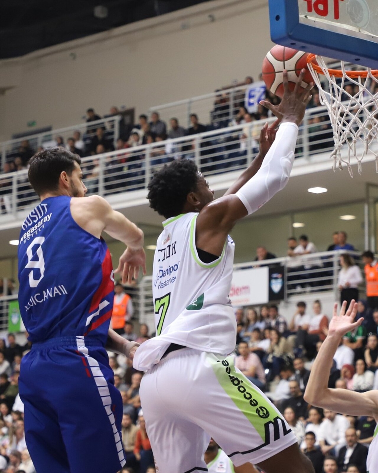 Türkiye Sigorta Basketbol Süper Ligi'nin 5. hafta maçında, Yukatel Merkezefendi Belediyesi Basket...