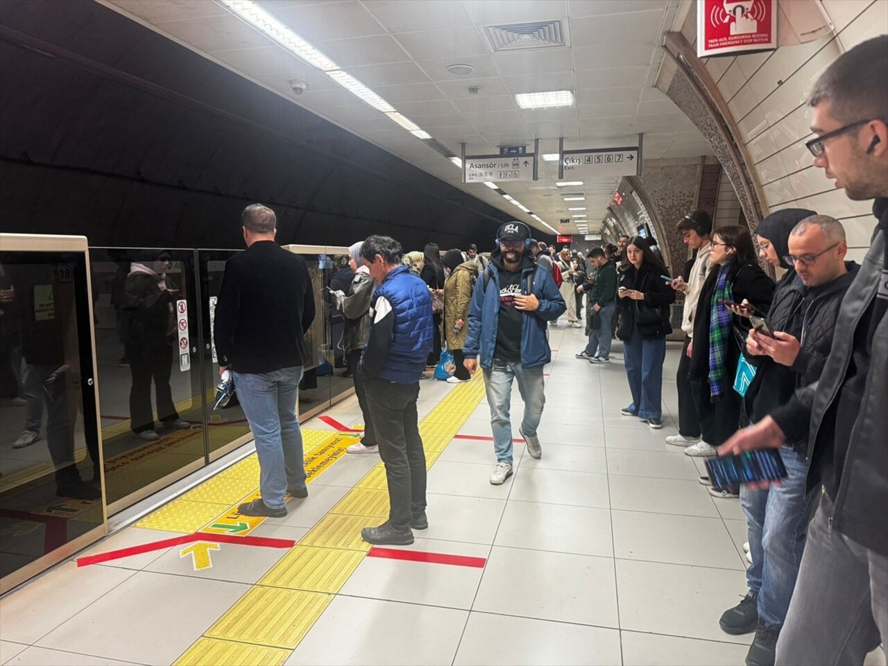 Üsküdar-Samandıra Metro Hattı'nda yaşanan arıza nedeniyle bazı istasyonlarda yoğunluk...