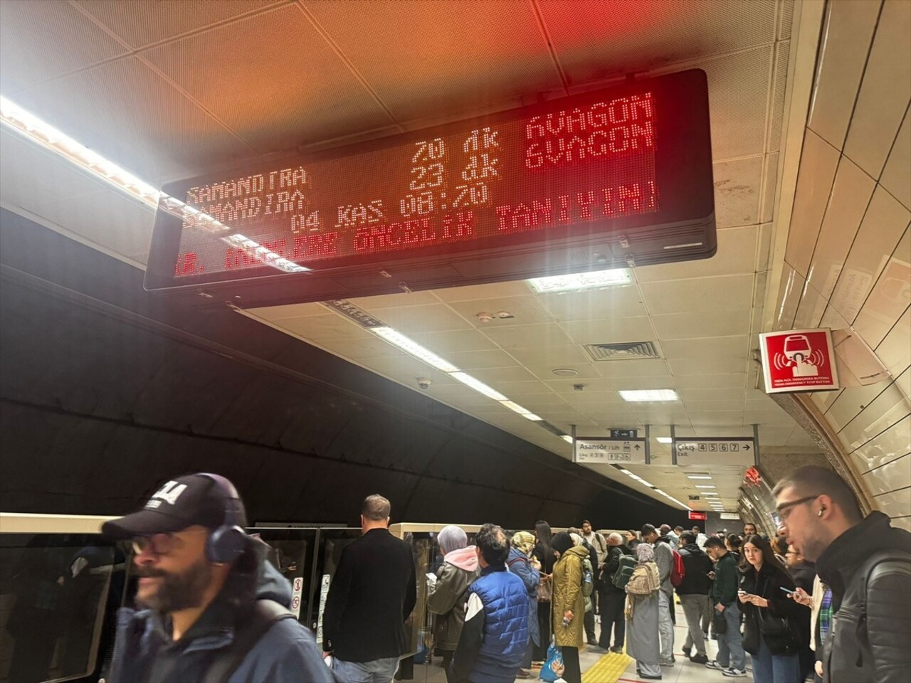 Üsküdar-Samandıra Metro Hattı'nda yaşanan arıza nedeniyle bazı istasyonlarda yoğunluk...