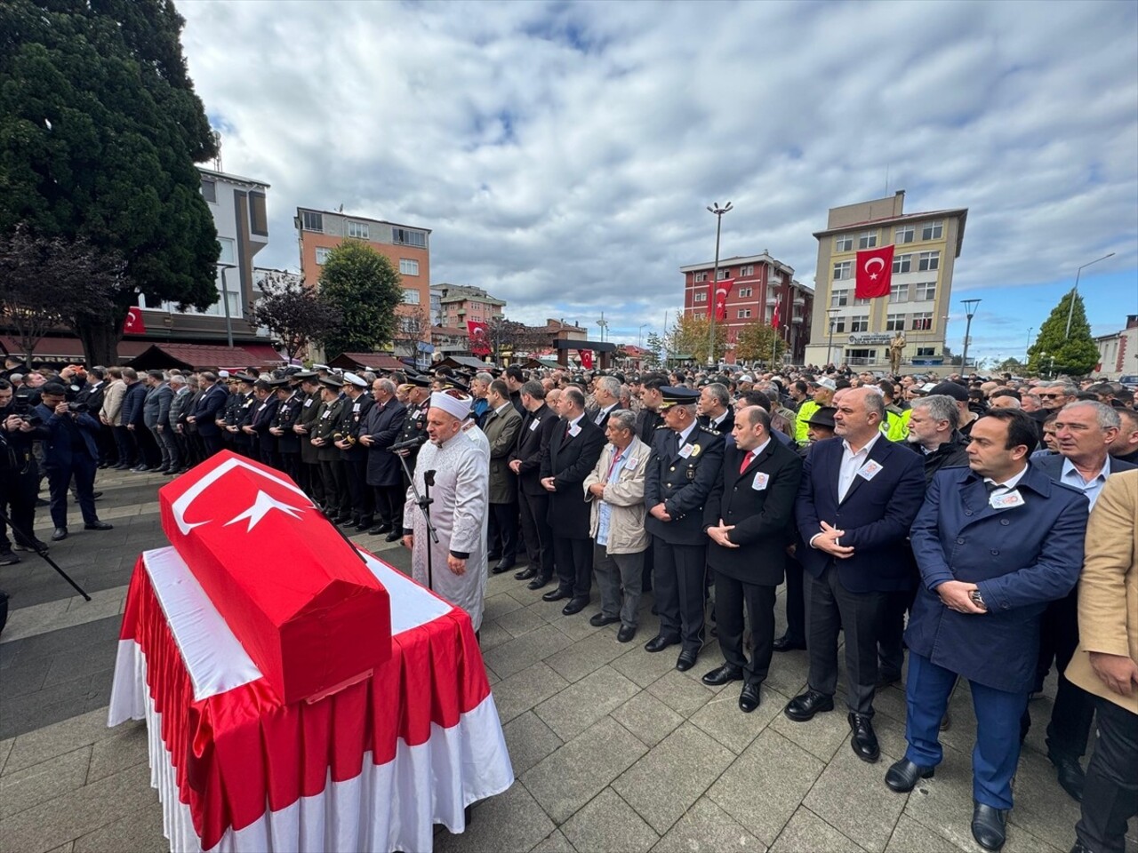 İstanbul Bakırköy'de meydana gelen trafik kazasına müdahale ederken İETT otobüsünün çarpması...