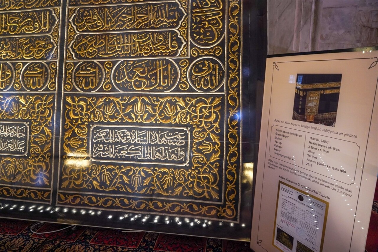 Edirne Eski Cami'de, 1988 yılında kullanılan ve Türkiye'ye getirilen saf ipekten Kabe kapı örtüsü...