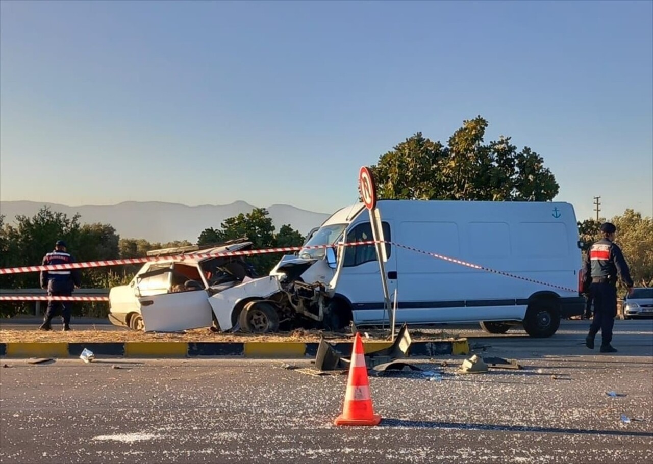 İzmir'in Bayındır ilçesinde, kamyonet ile otomobilin çarpışması sonucu 1 kişi öldü.
<div>...