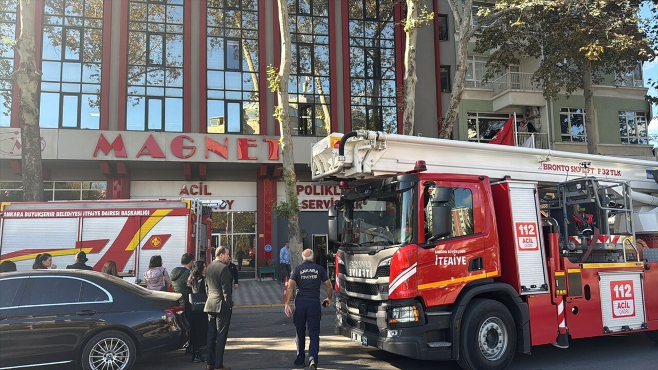 Ankara'nın Çankaya ilçesindeki özel bir hastanenin laboratuvar bölümünde çıkan küçük çaplı yangın...