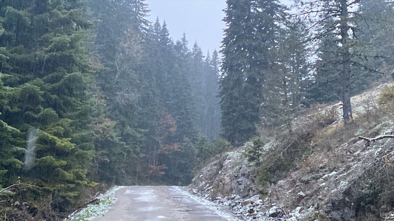 Karabük'ün Safranbolu ilçesinin yüksek kesimlerine kar yağdı.