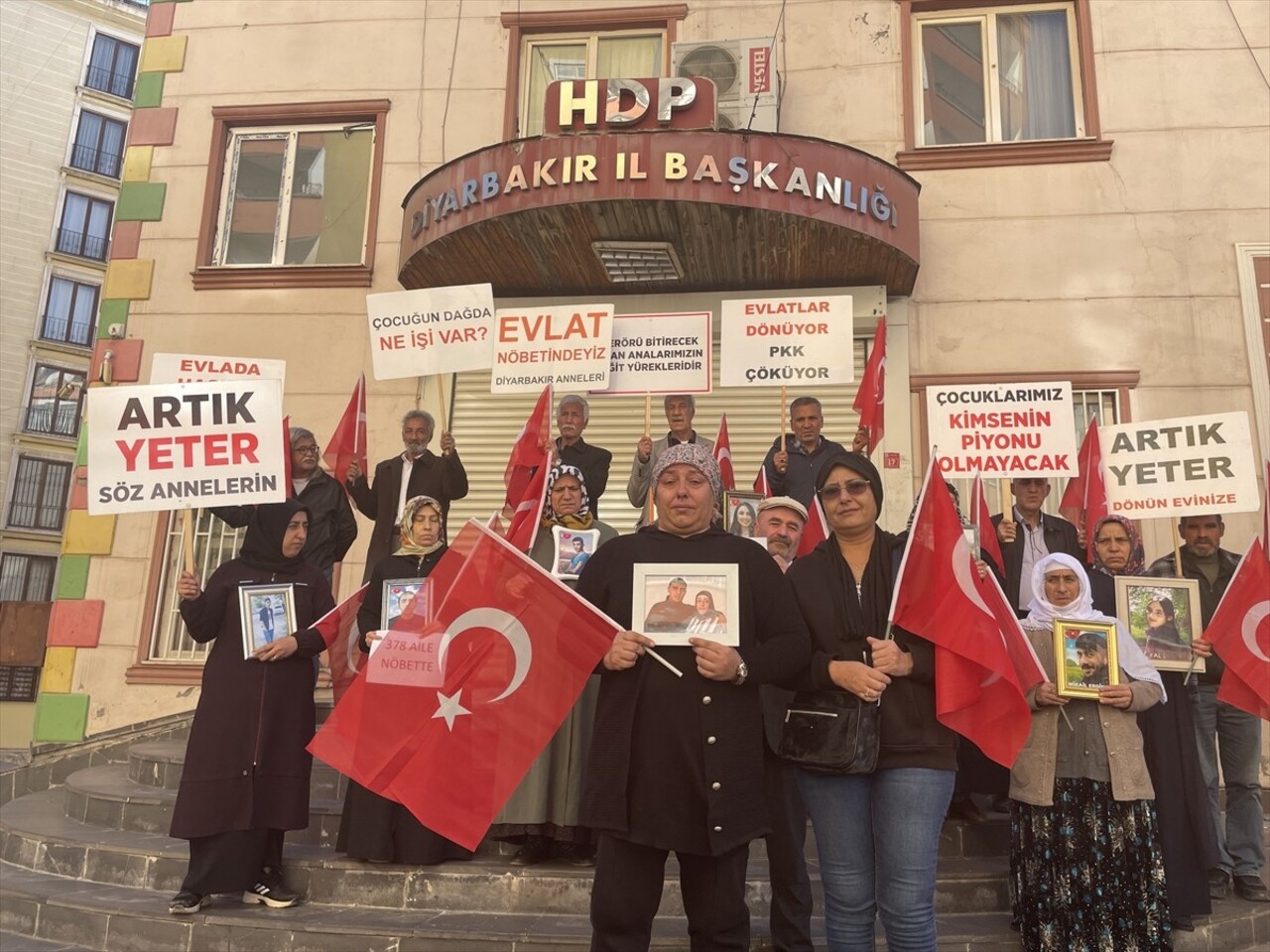 Diyarbakır annelerinin dağa kaçırılan çocukları için eski HDP il binası önündeki oturma eylemine...