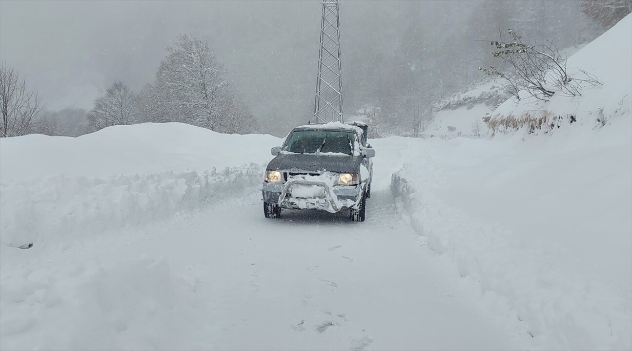 Artvin'de kar yağışı nedeniyle 7 köy yolu ulaşıma kapandı. Karayolları ve İl Özel İdaresi...